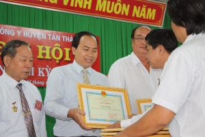 Luong-y-Thanh-Tuan-Nhan-Giay-Khen