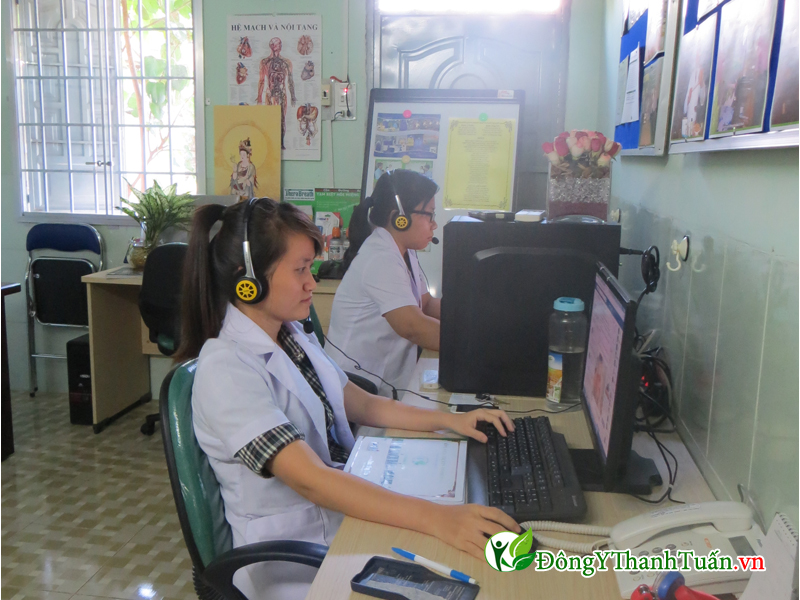 Nhân viên chăm sóc khách hàng hỏi thăm về tình trạng bệnh của chị Nga