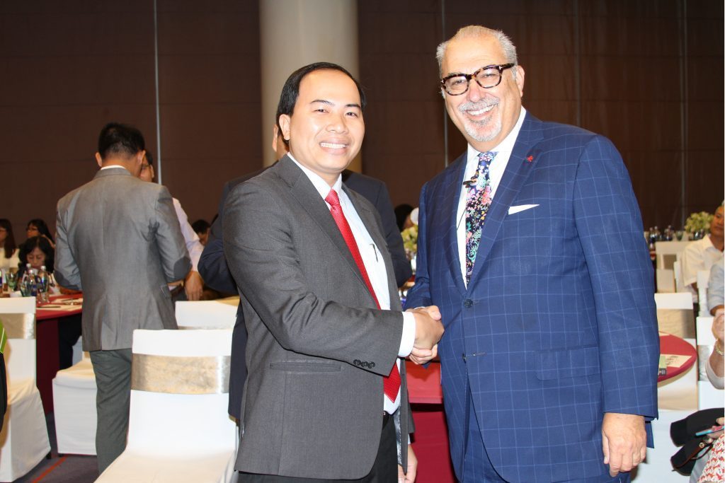 luong-y-thanh-tuan-va-tien-si-harold-katz