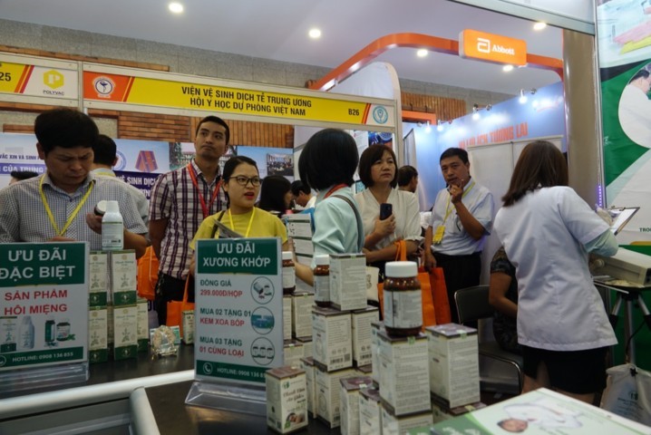 Hàng ngàn khách tham dự ngày Khai mạc Triển lãm quốc tế chuyên ngành Y dược lần thứ 26 diễn ra tại Hà Nội